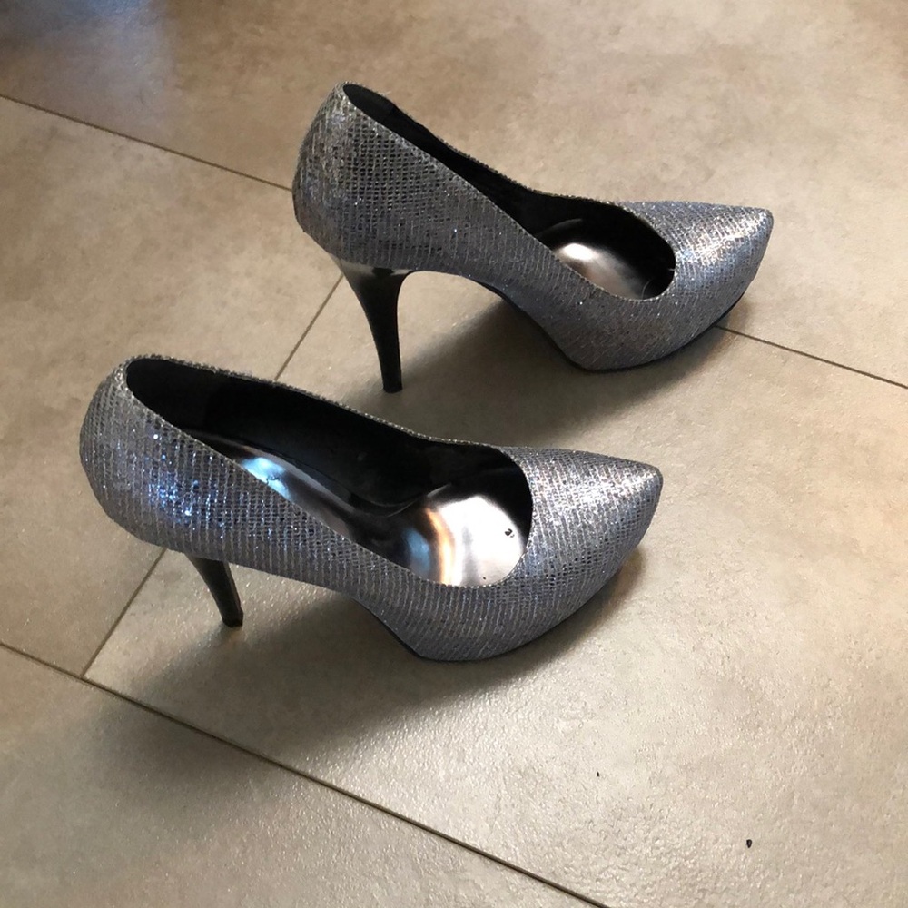 Carlos Santana Silver Textured Heels